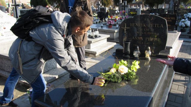 Umarłych wieczność dotąd trwa, dokąd pamięcią im się płaci…